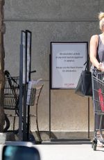 BUSY PHILIPPS Shopping Grocery in Los Feliz