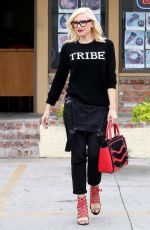 GWEN STEFANI Leaves a Acupuncturist in Los Angeles