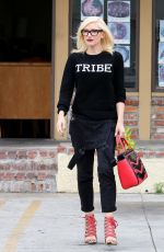 GWEN STEFANI Leaves a Acupuncturist in Los Angeles