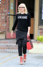 GWEN STEFANI Leaves a Acupuncturist in Los Angeles