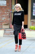 GWEN STEFANI Leaves a Acupuncturist in Los Angeles