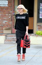 GWEN STEFANI Leaves a Acupuncturist in Los Angeles
