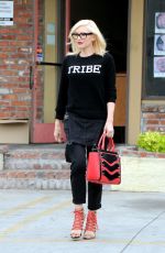 GWEN STEFANI Leaves a Acupuncturist in Los Angeles