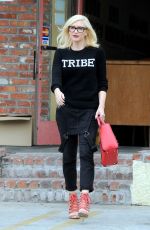 GWEN STEFANI Leaves a Acupuncturist in Los Angeles