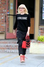 GWEN STEFANI Leaves a Acupuncturist in Los Angeles