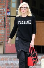 GWEN STEFANI Leaves a Acupuncturist in Los Angeles