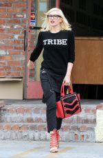 GWEN STEFANI Leaves a Acupuncturist in Los Angeles