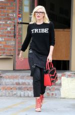 GWEN STEFANI Leaves a Acupuncturist in Los Angeles