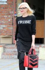 GWEN STEFANI Leaves a Acupuncturist in Los Angeles