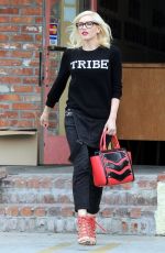 GWEN STEFANI Leaves a Acupuncturist in Los Angeles