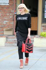 GWEN STEFANI Leaves a Acupuncturist in Los Angeles