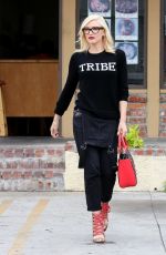 GWEN STEFANI Leaves a Acupuncturist in Los Angeles