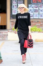 GWEN STEFANI Leaves a Acupuncturist in Los Angeles