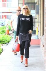 GWEN STEFANI Leaves a Acupuncturist in Los Angeles