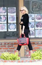 GWEN STEFANI Leaves a Acupuncturist in Los Angeles
