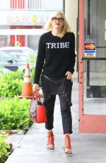 GWEN STEFANI Leaves a Acupuncturist in Los Angeles