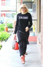 GWEN STEFANI Leaves a Acupuncturist in Los Angeles