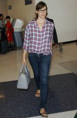 JENNIFER GARNER Arrives at Los Angeles International Airport