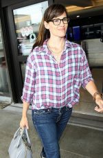 JENNIFER GARNER Arrives at Los Angeles International Airport