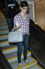 JENNIFER GARNER Arrives at Los Angeles International Airport