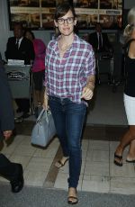 JENNIFER GARNER Arrives at Los Angeles International Airport