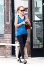 NATALIE PORTMAN at Trader Joe