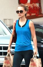 NATALIE PORTMAN at Trader Joe
