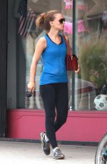 NATALIE PORTMAN at Trader Joe