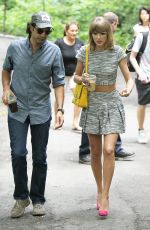 TAYLOR SWIFT in Skirt Out in New York 2407