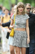 TAYLOR SWIFT in Skirt Out in New York 2407