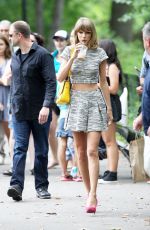 TAYLOR SWIFT in Skirt Out in New York 2407