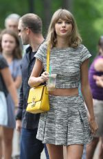 TAYLOR SWIFT in Skirt Out in New York 2407