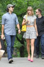 TAYLOR SWIFT in Skirt Out in New York 2407