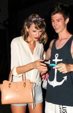 TAYLOR SWIFT Night Out in New York