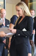 ANNE HECHE Signs aAutographs at the Beverly Hilton Hotel