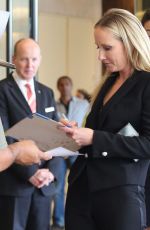 ANNE HECHE Signs aAutographs at the Beverly Hilton Hotel