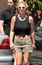 BRITNEY SPEARS Arrives at Corner Bakery Cafe in Thousand Oaks
