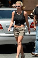 BRITNEY SPEARS Arrives at Corner Bakery Cafe in Thousand Oaks
