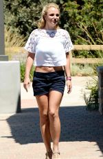 BRITNEY SPEARS Arrives at Wildflour Bakery and Cafe in Thousand Oaks
