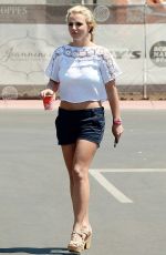 BRITNEY SPEARS Arrives at Wildflour Bakery and Cafe in Thousand Oaks