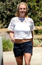 BRITNEY SPEARS Arrives at Wildflour Bakery and Cafe in Thousand Oaks