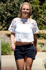 BRITNEY SPEARS Arrives at Wildflour Bakery and Cafe in Thousand Oaks