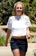 BRITNEY SPEARS Arrives at Wildflour Bakery and Cafe in Thousand Oaks