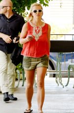 BRITNEY SPEARS Leaves Pedalers Fork Restaurant in Calabasas