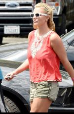 BRITNEY SPEARS Leaves Pedalers Fork Restaurant in Calabasas