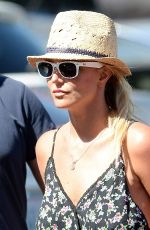 BRITNEY SPEARS Shopping Grocery in Thousand Oaks