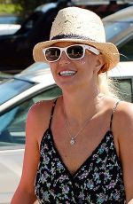 BRITNEY SPEARS Shopping Grocery in Thousand Oaks