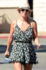 BRITNEY SPEARS Shopping Grocery in Thousand Oaks