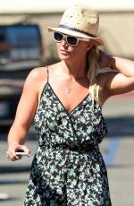 BRITNEY SPEARS Shopping Grocery in Thousand Oaks