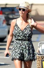 BRITNEY SPEARS Shopping Grocery in Thousand Oaks